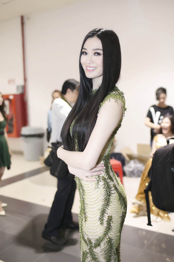 Khánh My tôn vòng 3 sexy với đầm xuyên thấu ảnh 2